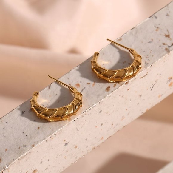 Chic‎ C Shape Hoop Earrings 18K Gold Plated Stainless Steel - Picture 8 of 9